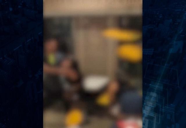 Imagem da noticia Testemunhas registram pancadaria e cadeirada em rede de fast-food