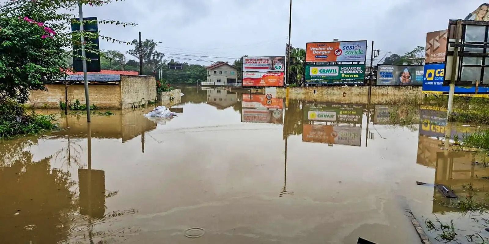 Imagem da noticia Fortes chuvas causam estragos e deixam desaparecido em Santa Catarina
