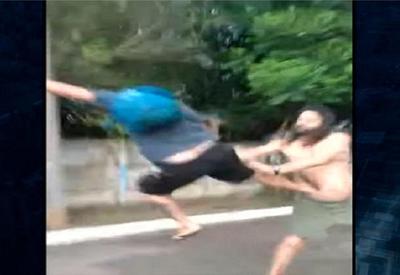 Vídeo: homem agride o próprio pai com voadora no meio da rua Vídeo: homem agride o próprio pai com voadora no meio da rua