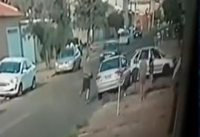 Vídeo: homem dá voadora em vizinha durante discussão Vídeo: homem dá voadora em vizinha durante discussão