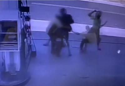 Flagrante: bandidos apanham de frentistas em posto e fogem Flagrante: bandidos apanham de frentistas em posto e fogem