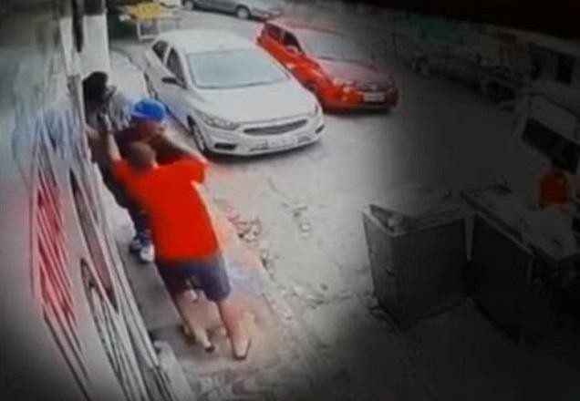 Imagem da noticia Assassino sai tomando cerveja depois de matar homem em feira