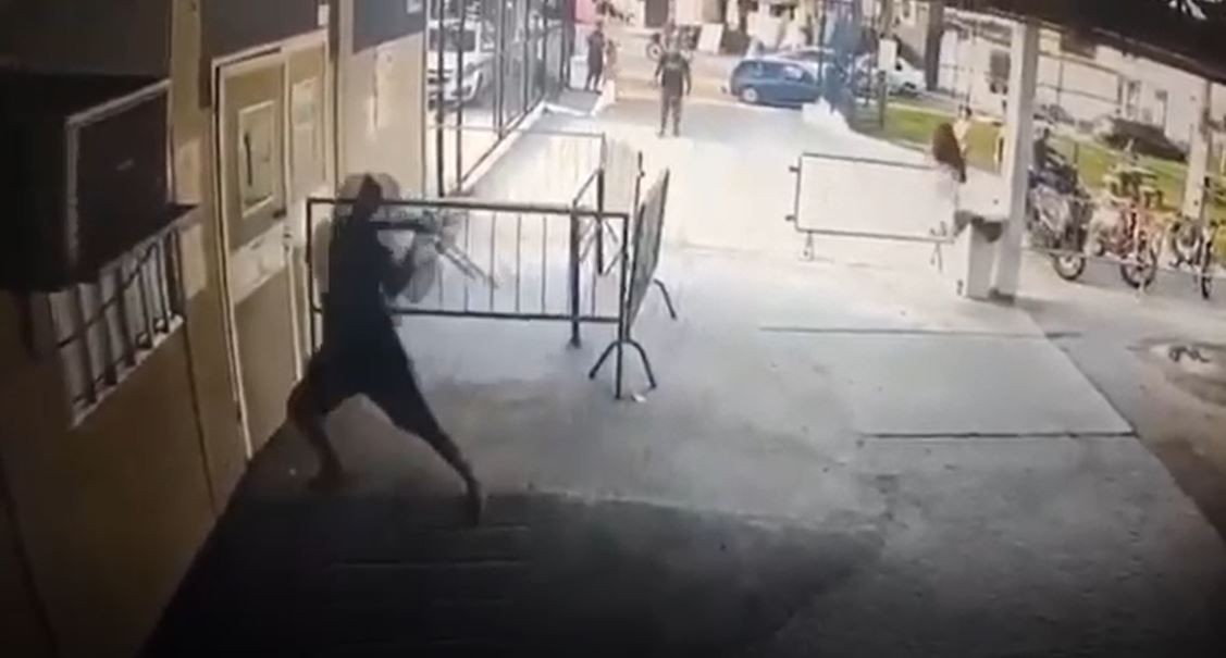 Imagem da noticia Homem quebra UPA em Bangu após morte da companheira