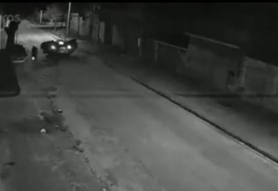 Irmão de vereador é morto no meio da rua em Belford Roxo (RJ) Irmão de vereador é morto no meio da rua em Belford Roxo (RJ)