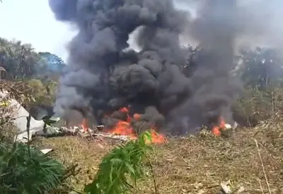 Avião militar com tropas a bordo cai na Colômbia Avião militar com tropas a bordo cai na Colômbia