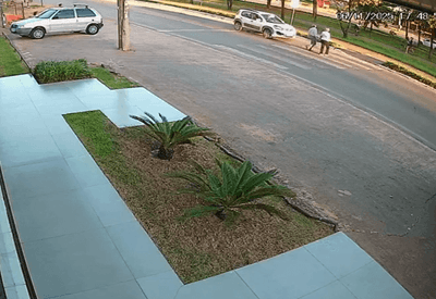 VÍDEO: casal de idosos é atropelado em faixa de pedestre no DF; quatro carros não pararam VÍDEO: casal de idosos é atropelado em faixa de pedestre no DF; quatro carros não pararam