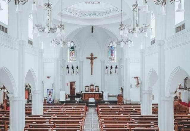 Imagem da noticia Igreja Católica vai vender imóveis para ressarcir vítimas da pedofilia na França