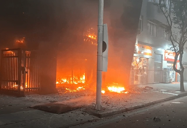 Imagem da noticia Incêndio atinge loja de motos e deixa feridos em Copacabana (RJ)
