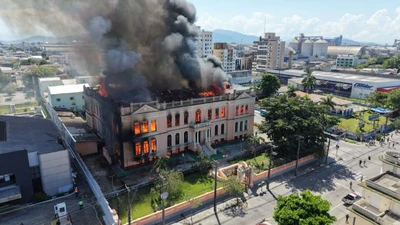 Incêndio de grandes proporções destrói prédio histórico do Instituto de Educação em Paranaguá (PR) Incêndio de grandes proporções destrói prédio histórico do Instituto de Educação em Paranaguá (PR)