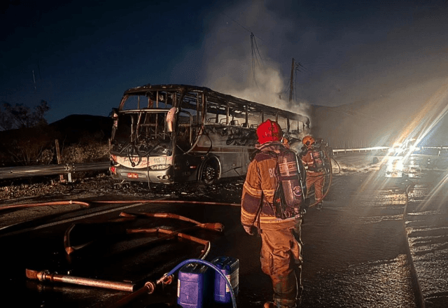 Imagem da noticia Incêndio destrói ônibus com torcedores do Cruzeiro em Nova Lima (MG)