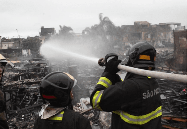 Imagem da noticia Incêndio destrói cerca de 100 casas em comunidade sobre palafitas em Santos