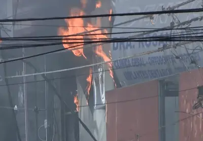 Incêndio de grandes proporções atinge lojas em rua comercial de São Bernardo do Campo (SP) Incêndio de grandes proporções atinge lojas em rua comercial de São Bernardo do Campo (SP)