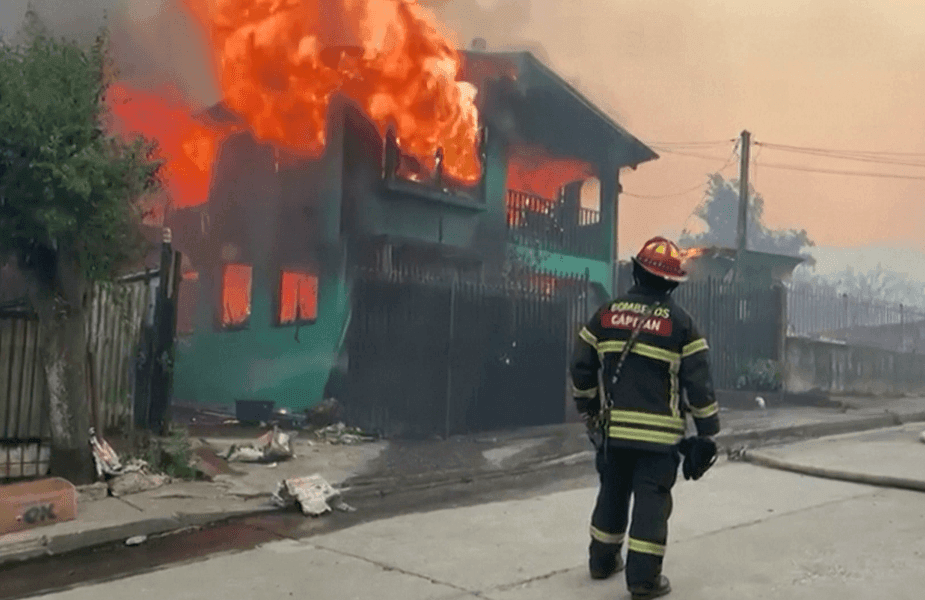 Imagem da noticia Chile declara estado de catástrofe após incêndios com 16 mortos e milhares de desabrigados