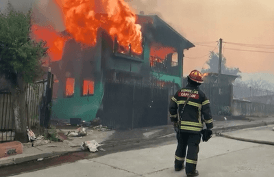 Chile declara estado de catástrofe após incêndios com 16 mortos e milhares de desabrigados Chile declara estado de catástrofe após incêndios com 16 mortos e milhares de desabrigados
