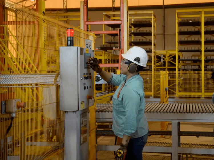 Imagem da noticia Confiança da indústria do Brasil cai em abril com incertezas por guerra no Oriente Médio, diz FGV