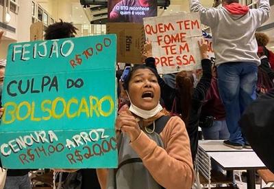 MTST faz protesto contra a fome dentro de shopping de luxo em São Paulo