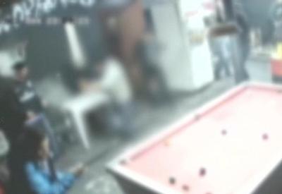 Homem armado dispara dentro de bar, mata um e fere outros dois Homem armado dispara dentro de bar, mata um e fere outros dois