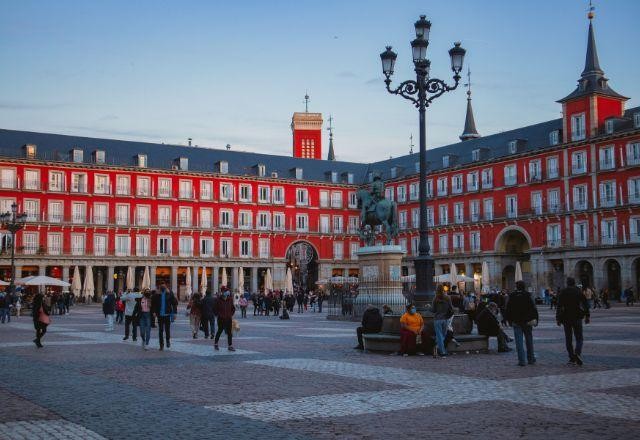 Imagem da noticia Espanha suspende uso obrigatório de máscara em ambientes abertos