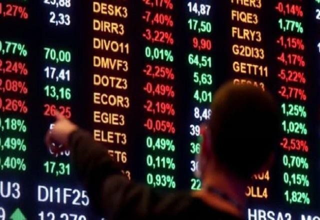 Imagem da noticia Ibovespa bate 155 mil pontos pela 1ª vez e registra 14ª alta seguida; dólar cai a R$ 5,30