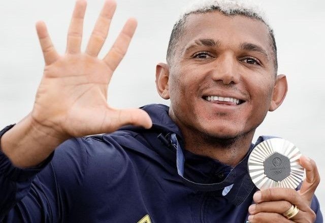 Imagem da noticia Isaquias Queiroz acelera no fim e ganha prata no C1 1000m da canoagem de velocidade em Paris 2024
