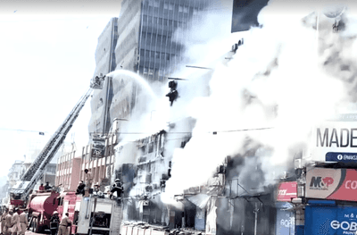 Seis morrem e 60 ficam desaparecidos após incêndio em shopping no Paquistão Seis morrem e 60 ficam desaparecidos após incêndio em shopping no Paquistão