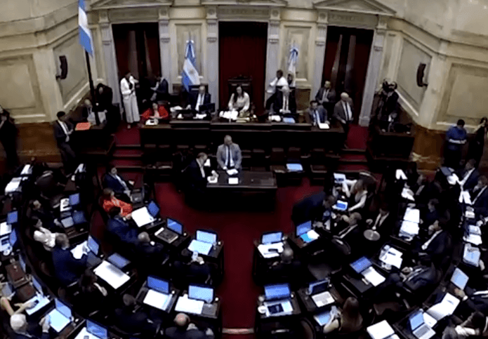 Imagem da noticia Reforma trabalhista de Milei é aprovada pelo Senado argentino em meio a protestos