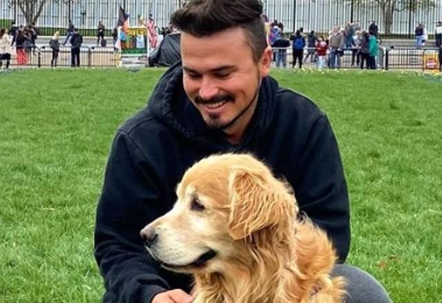 Imagem da noticia Influenciador e cão que viajavam o mundo de carro morrem em acidente