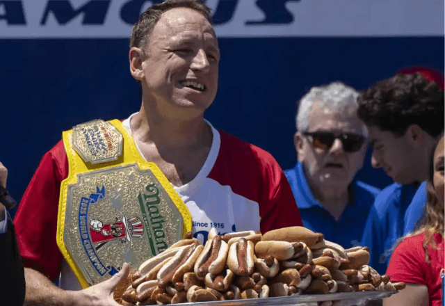 Imagem da noticia Homem come 70 cachorros-quentes em 10 minutos; quais são os riscos?