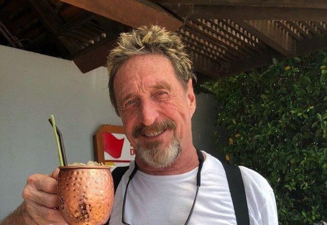 Imagem da noticia Após um ano de sua morte, corpo de John McAfee segue no necrotério
