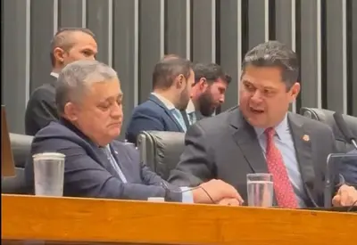 Vídeo: Alcolumbre afaga ministro de Lula após rejeição de Messias Vídeo: Alcolumbre afaga ministro de Lula após rejeição de Messias