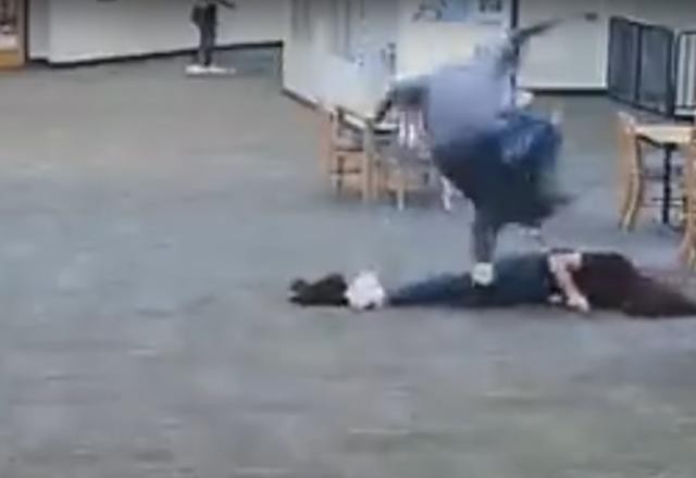 Imagem da noticia EUA: aluno espanca professora após ter vídeo-game confiscado durante aula