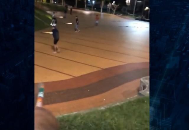 Imagem da noticia Batalha de varinhas: jovens se arriscam em nova brincadeira com fogos de artifício