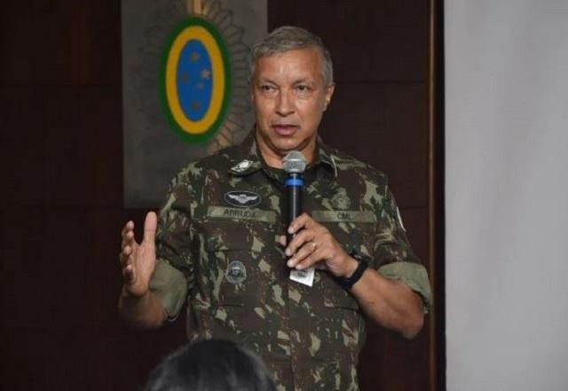 Imagem da noticia Lula demite comandante do Exército e nomeia general Tomás Miguel Ribeiro Paiva