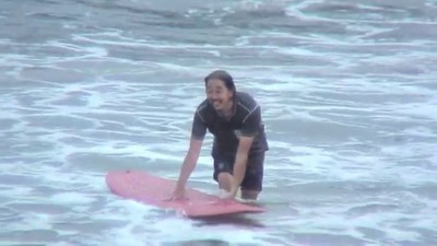 Tubarão arranca perna de surfista de 61 anos em praia no Havaí - SBT News