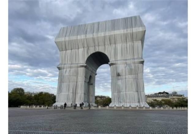 Imagem da noticia Arco do Triunfo é empacotado em projeto de Christo e Jeanne-Claude