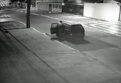 Carro não funciona e bandido furta veículo empurrando Carro não funciona e bandido furta veículo empurrando