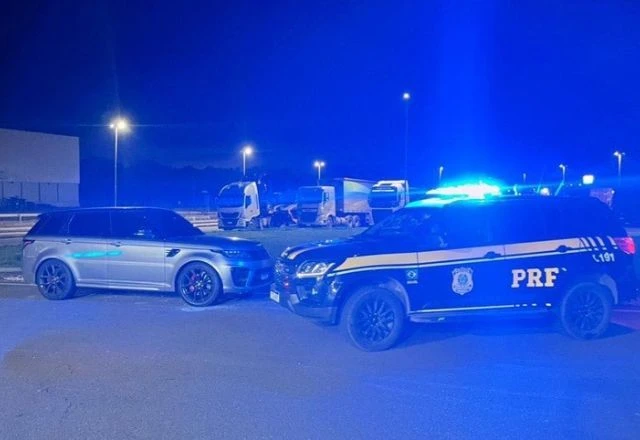PRF apreende carro de luxo de R$ 700 mil que pertencia a "Sicário" de Vorcaro PRF apreende carro de luxo de R$ 700 mil que pertencia a "Sicário" de Vorcaro