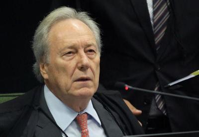 Lula assina decreto que concede aposentadoria a Lewandowski Lula assina decreto que concede aposentadoria a Lewandowski