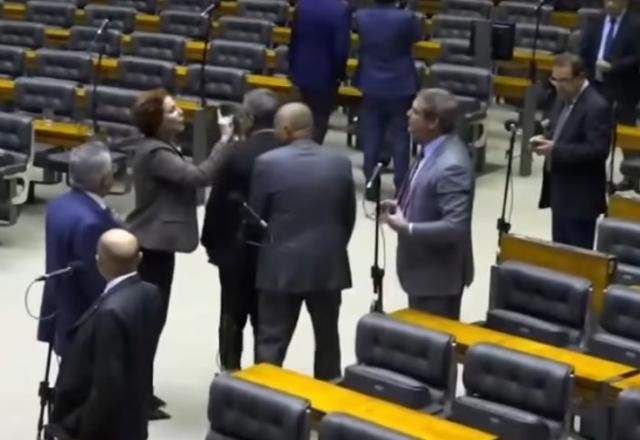 Imagem da noticia Lindbergh e Zambelli batem boca sobre terrorismo e são contidos por deputados