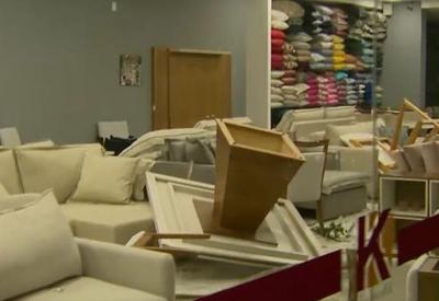 Homem é detido após destruir loja de decoração em SP Homem é detido após destruir loja de decoração em SP