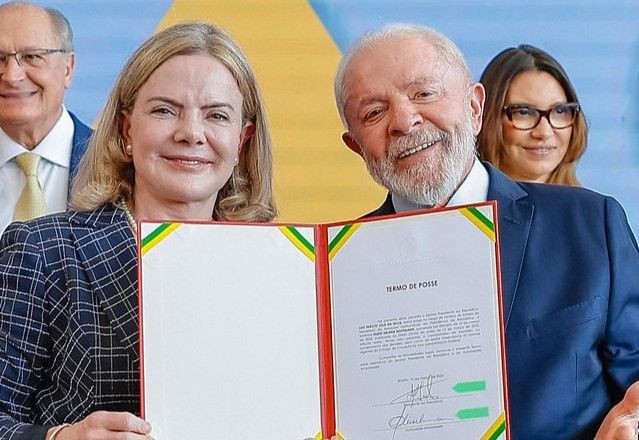 Imagem da noticia Lula diz que colocou "mulher bonita" nas Relações Institucionais para se aproximar do Congresso