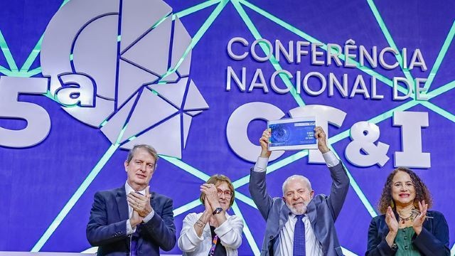 Imagem da noticia Lula recebe de cientistas Plano Brasileiro de Inteligência Artificial: 'podemos ter uma IA nossa'