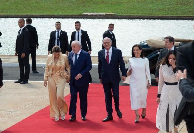 Imagem da noticia Primeira e segunda-dama sobem rampa do Congresso à frente dos maridos