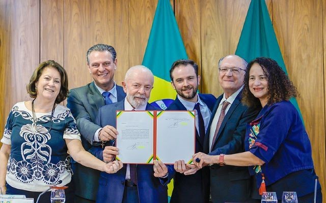 Imagem da noticia Lula assina MP que destina R$ 15 bilhões em crédito para empresas do Rio Grande do Sul