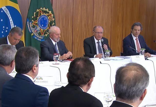 Imagem da noticia Lula e Alckmin assinam portarias para regulamentar programa Mover