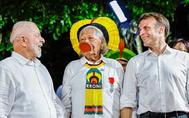 Imagem da noticia Recebido por Lula no Pará, Macron homenageia Cacique Raoni e anuncia 1 bi de euros para agenda ambiental