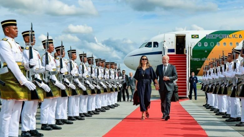 Imagem da noticia Lula chega à Malásia para participar de cúpula e mira encontro com Trump