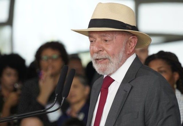 Imagem da noticia "Ainda estamos aqui", diz Lula em ato que lembrou dois anos do 8 de janeiro