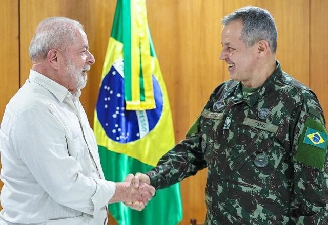 Imagem da noticia Lula enquadra Exército e vai à Argentina para discutir moeda única