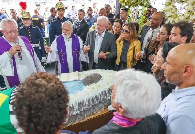 Imagem da noticia Ao lado de Janja, Lula vai ao velório de Pelé e participa de missa